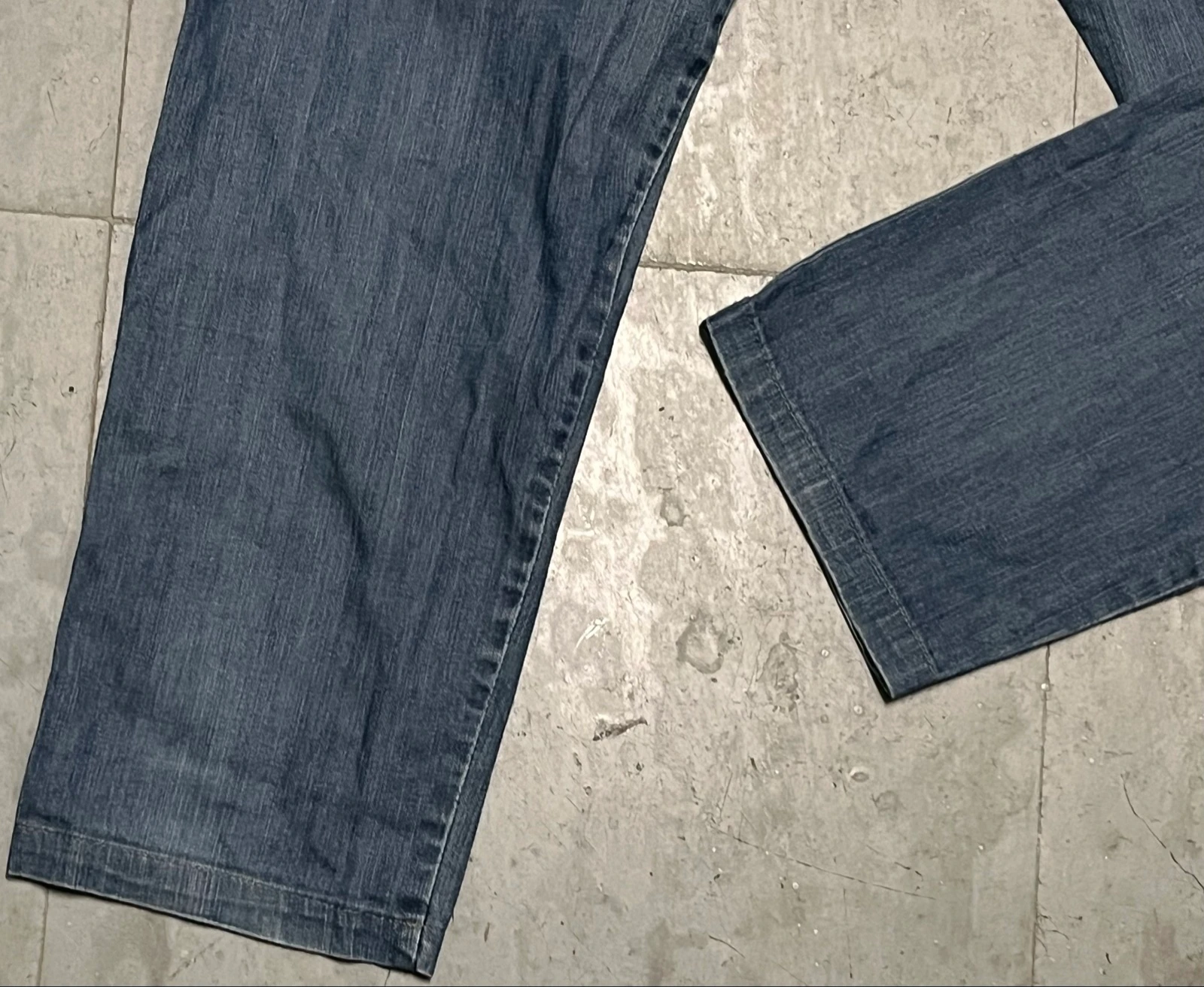 Calça jeans azul com letras de strass na parte de trás – photo 9